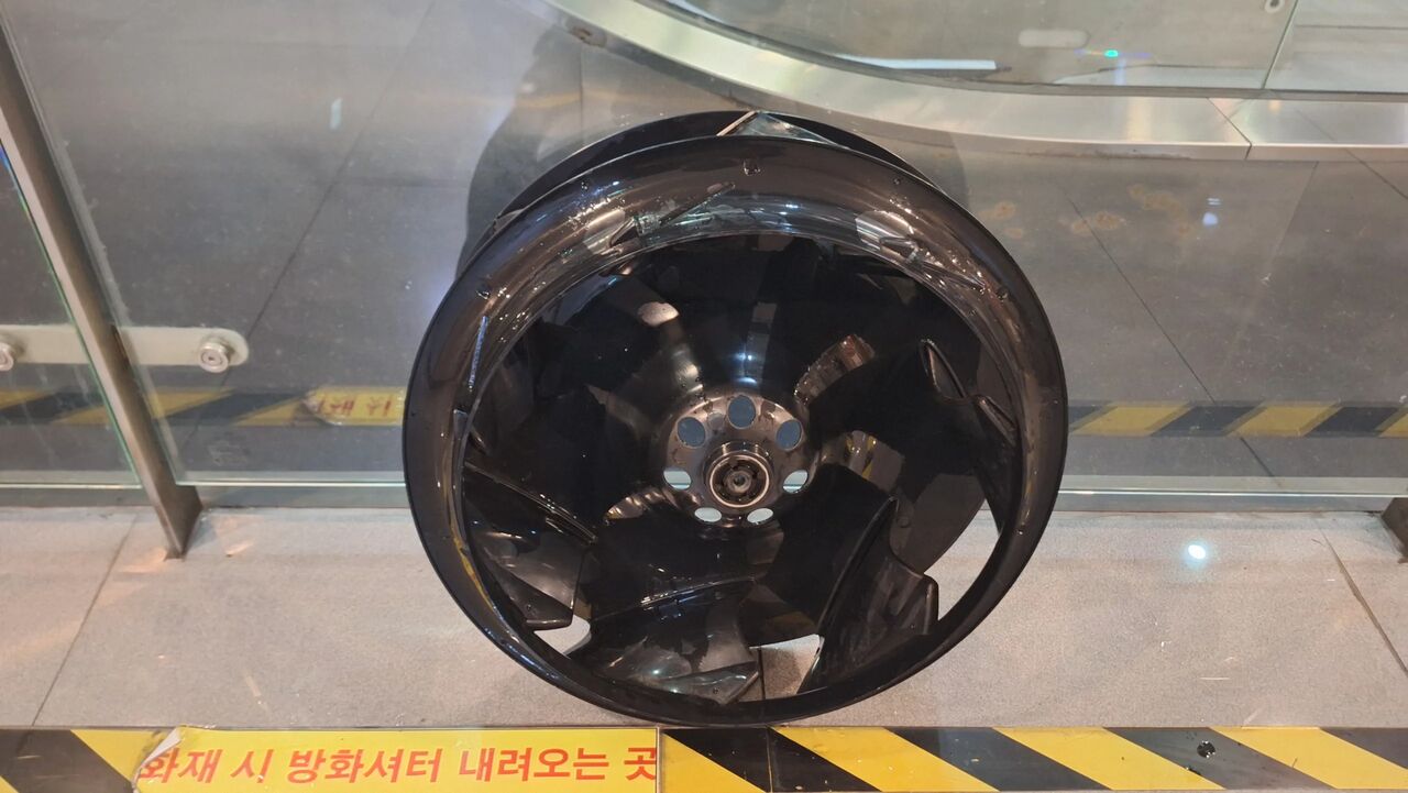 천장형에어컨청소 후 먼지가 제거된 4way 카세트형 에어컨 터보팬