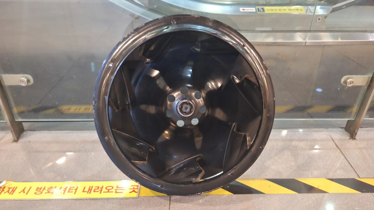 천장형에어컨청소 전 먼지가 쌓인 4way 터보팬